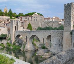 Besalú, a 7 km. de la casa