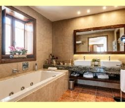 Baños perfectamente equipados y decorados