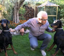 El dueño con dos dóberman que fueron huéspedes