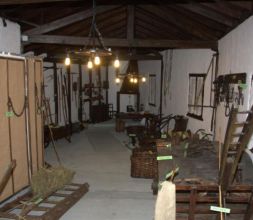 Casa rural Iriondoa I y II - Exposición de aperos de labranza y herramientas