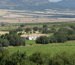 Vista del hotel rural  en Albacete desde la sierra